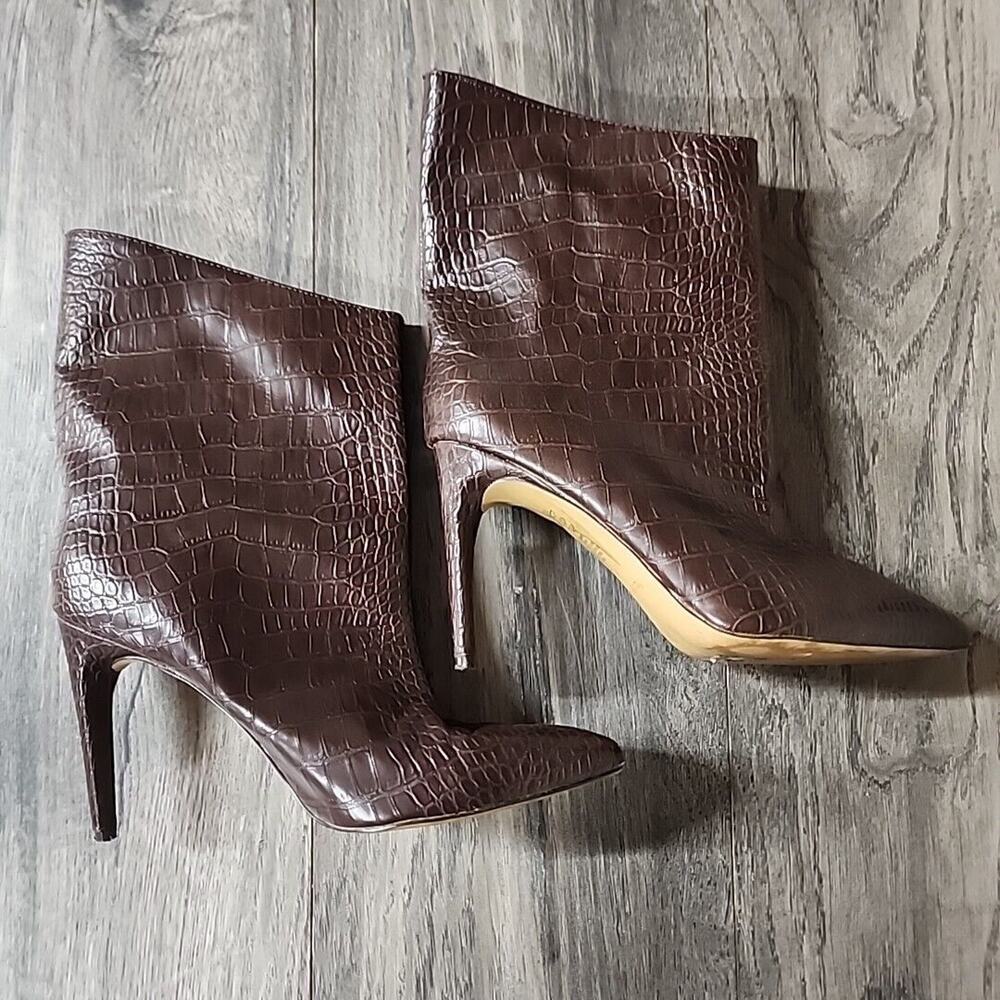Express Brown Snakeskin Textured Assymetrical Heels Ankle Booties Women's Size 7